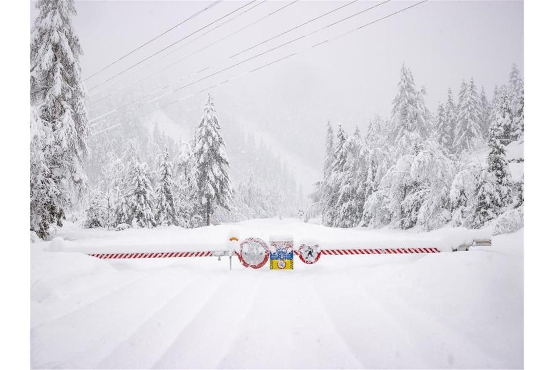 Meterhoher Neuschnee sorgt für Probleme in den Alpen