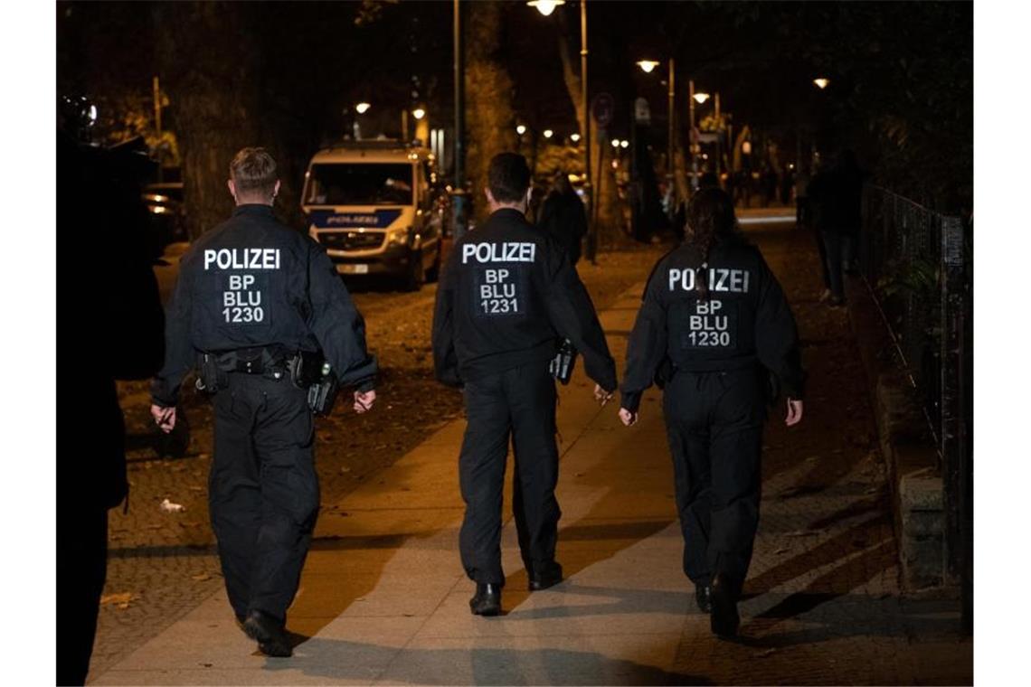 Hunderte Polizisten überwachen Corona-Regeln Eine Streife der Bundespolizei kontrolliert in der Nacht in Berlin die Einhaltung der Sperrstunde und der Kontakteinschränkungen. Foto: Paul Zinken/dpa-Zentralbild/dpa