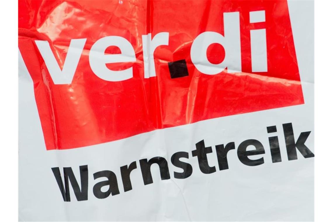 Eine Streikweste mit der Aufschrift „Warnstreik“ und dem Logo von Verdi. Foto: Stefan Sauer/Archivbild