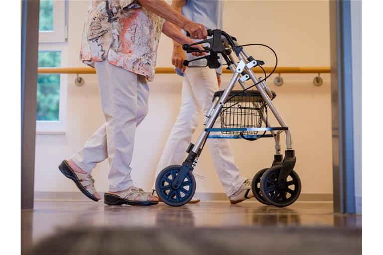 Eine Studie beklagt fehlende Transparenz über die Qualität von Pflegeheimen. Foto: Christoph Schmidt/dpa