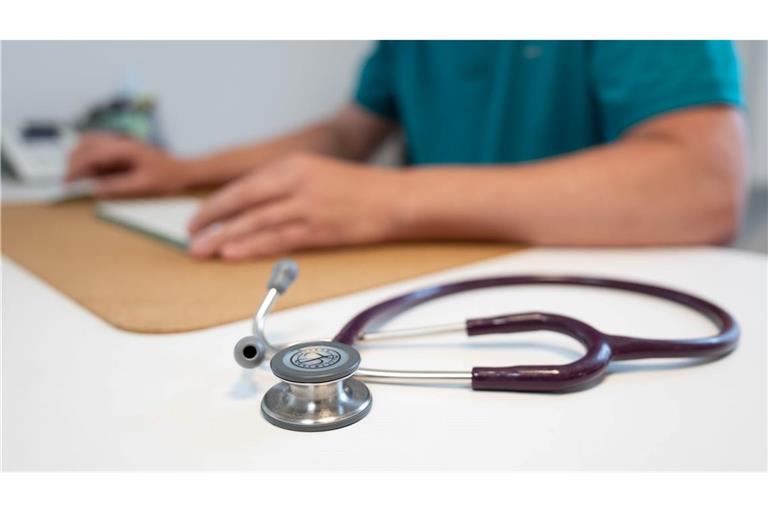 Eine Studie der Uni Würzburg zeigt, dass Ärzte, die in ihrer Arbeit Künstliche Intelligenz verwenden, von Patienten schlechter eingeschätzt werden. (Symbolbild)