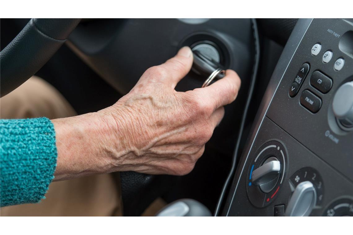 Eine Studie hat herausgefunden, was Ursachen für Verkehrsunfälle Älterer sind. (Symbolbild)