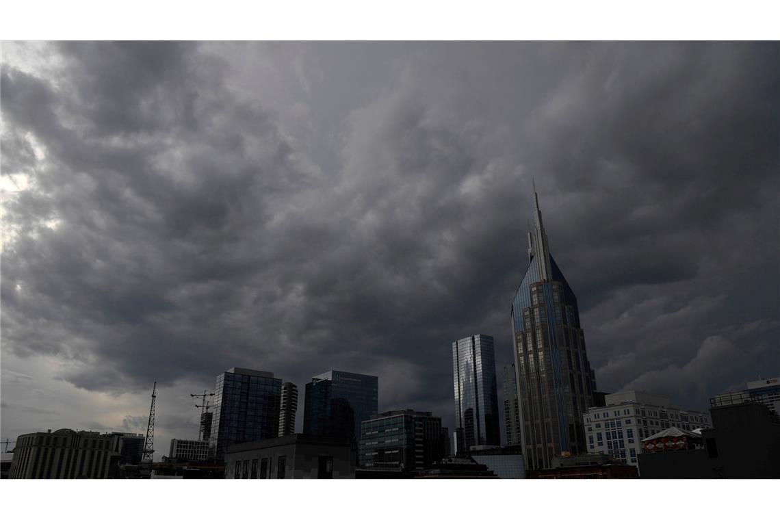Eine Sturmfront nähert sich dem Zentrum von Nashville im US-Bundesstaat Tennessee, die nördlich der Stadt einen Tornado auslöste.