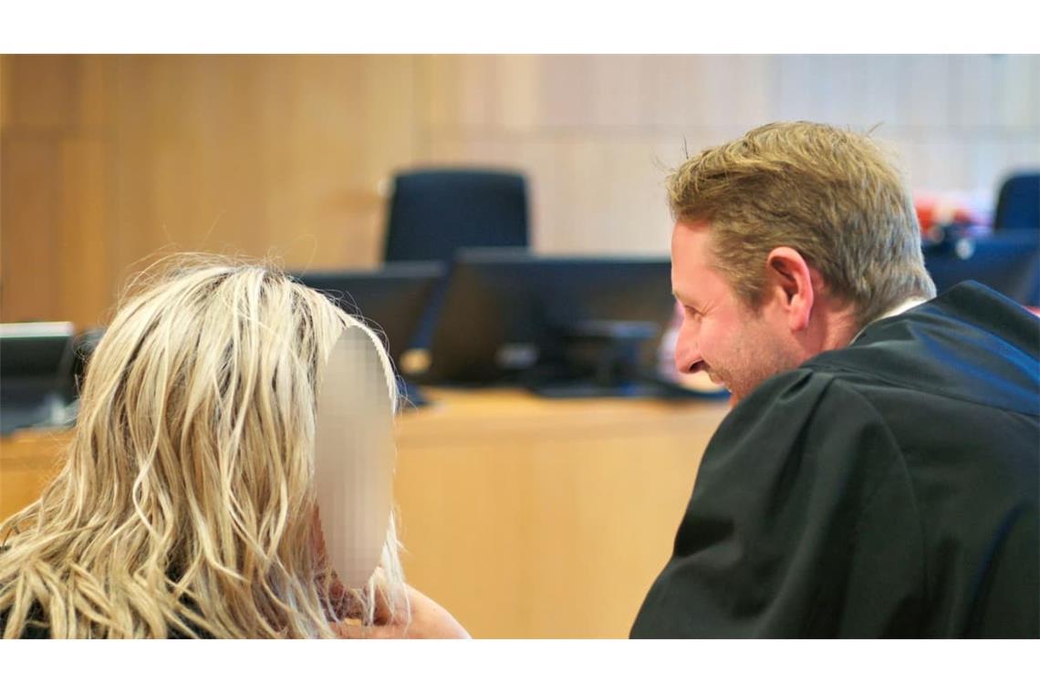 Eine suspendierte Polizistin (l), angeklagt wegen des Vorwurfs der Vergewaltigung einer 14-Jährigen, des Besitzes von Kinderpornografie und der Herstellung von Tierpornografie, steht neben ihrem Anwalt Peter Dürr im Saal des Amtsgerichts. (zu dpa: «Polizistin wegen Vergewaltigung verurteilt»)