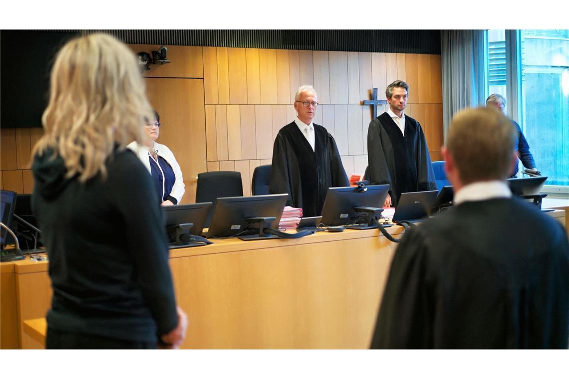 Eine suspendierte Polizistin (l), angeklagt wegen des Vorwurfs der Vergewaltigung einer 14-Jährigen, des Besitzes von Kinderpornografie und der Herstellung von Tierpornografie, steht neben ihrem Anwalt Peter Dürr vor dem Richter Andreas Bartschmid im Saal des Amtsgerichts. (zu dpa: «Polizistin wegen Vergewaltigung verurteilt»)
