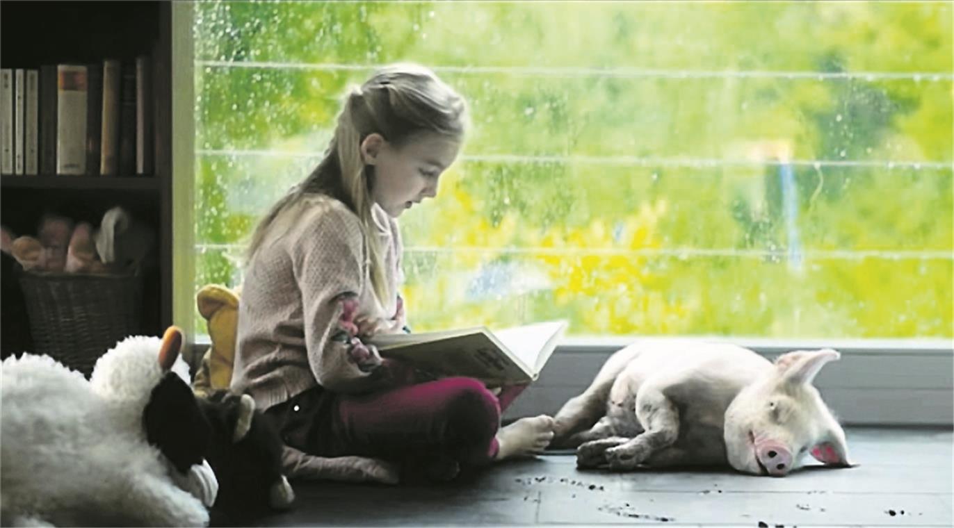 Eine Szene aus „Best Friend“: Leni, die im Film Mara spielt, liest Lucky eine Gutenachtgeschichte vor. Fotos: Peta/Mackevision/Filmakademie Ludwigsburg
