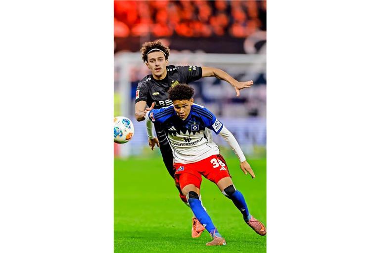 Eine Szene aus dem Hinspiel zwischen dem HSV und VfB Stuttgart vom 30. November 2025:  Alexander Rossing-Lelesiit wird von VfB-Mann Ameen Al-Dakhil verfolgt.