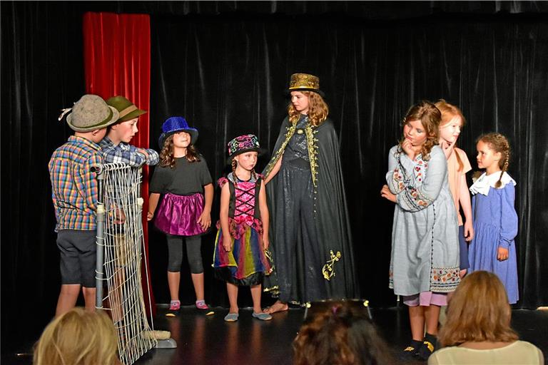 Eine Szene im Stück „Hänsel und Gretel“: Paul und Theodor (von links) spielen den Hänsel und sind eingesperrt. Zeren, Lotta und Elisabeth sind die Hexen, Charlotte, Elin und Greta spielen die Gretel. Fotos: Tobias Sellmaier
