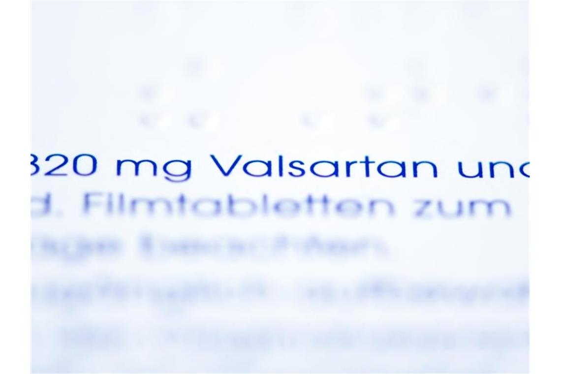 Nach Pharma-Skandal: Prozess um Blutdrucksenker Valsartan Eine Tablettenverpackung eines Blutdrucksenkers mit dem Wirkstoff Valsartan. Foto: Fabian Sommer/dpa