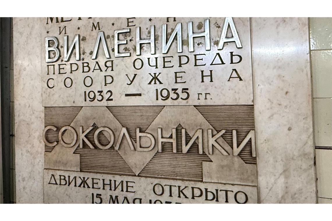 Moskauer Metro wird 90 – Mehr als Stalins Paläste fürs Volk Eine Tafel an der Station Sokolniki erinnert an die Eröffnung der Moskauer Metro am 15. Mai 1935.
