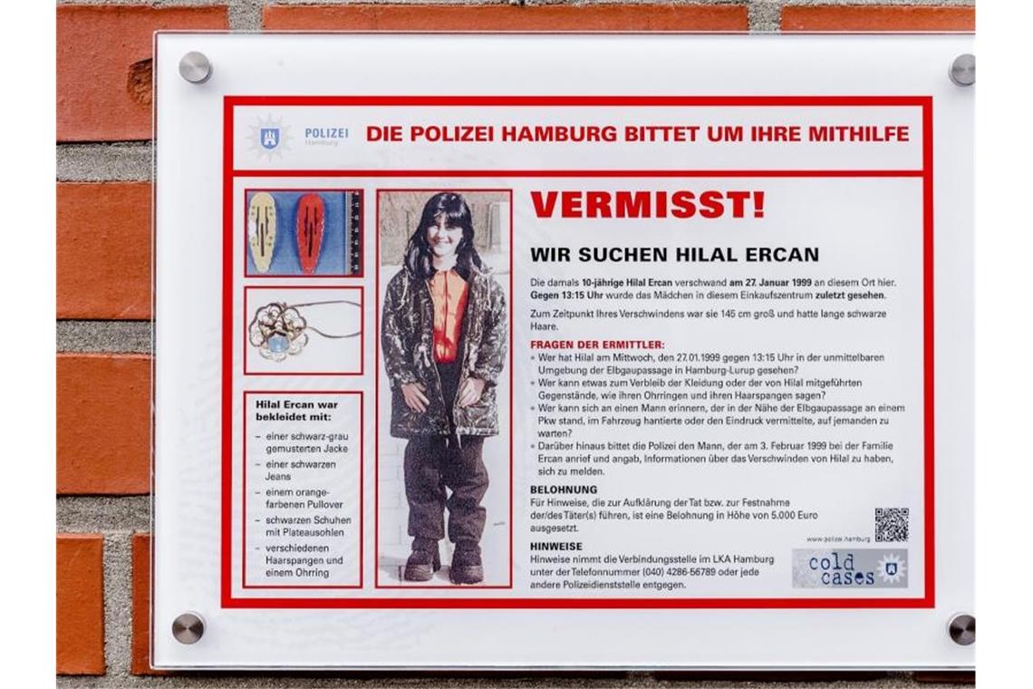 Hilal seit 20 Jahren verschwunden Eine Tafel der Polizei Hamburg mit Informationen, Bildern und der Überschrift „Vermisst! Wir suchen Hilal Ercan“. Foto: Markus Scholz