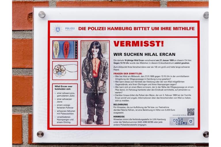 Eine Tafel der Polizei Hamburg mit Informationen, Bildern und der Überschrift „Vermisst! Wir suchen Hilal Ercan“. Foto: Markus Scholz