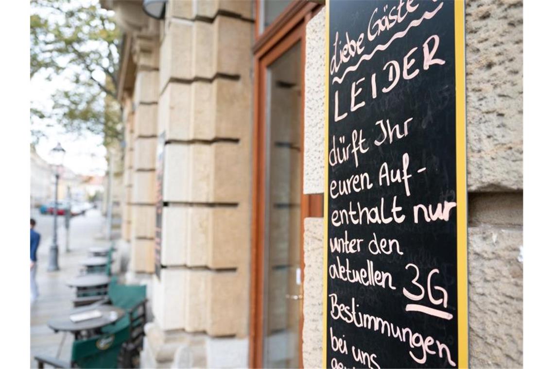 Negativtrend bei Corona-Daten - Inzidenz teilweise über 200 Eine Tafel vor einem Café in Dresden informiert Gäste über die 3G-Regel. Foto: Sebastian Kahnert/dpa-Zentralbild/dpa