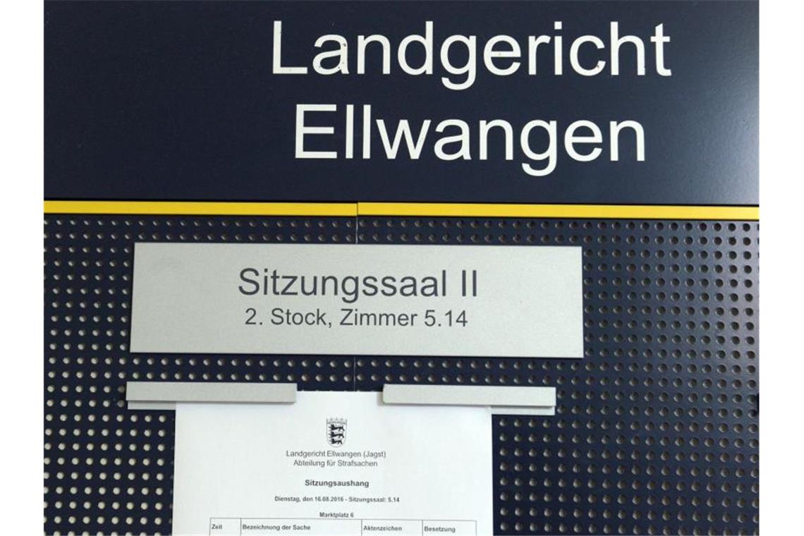 Eine Tafel weist auf das Landgericht Ellwangen hin. Foto: Stefan Puchner/dpa