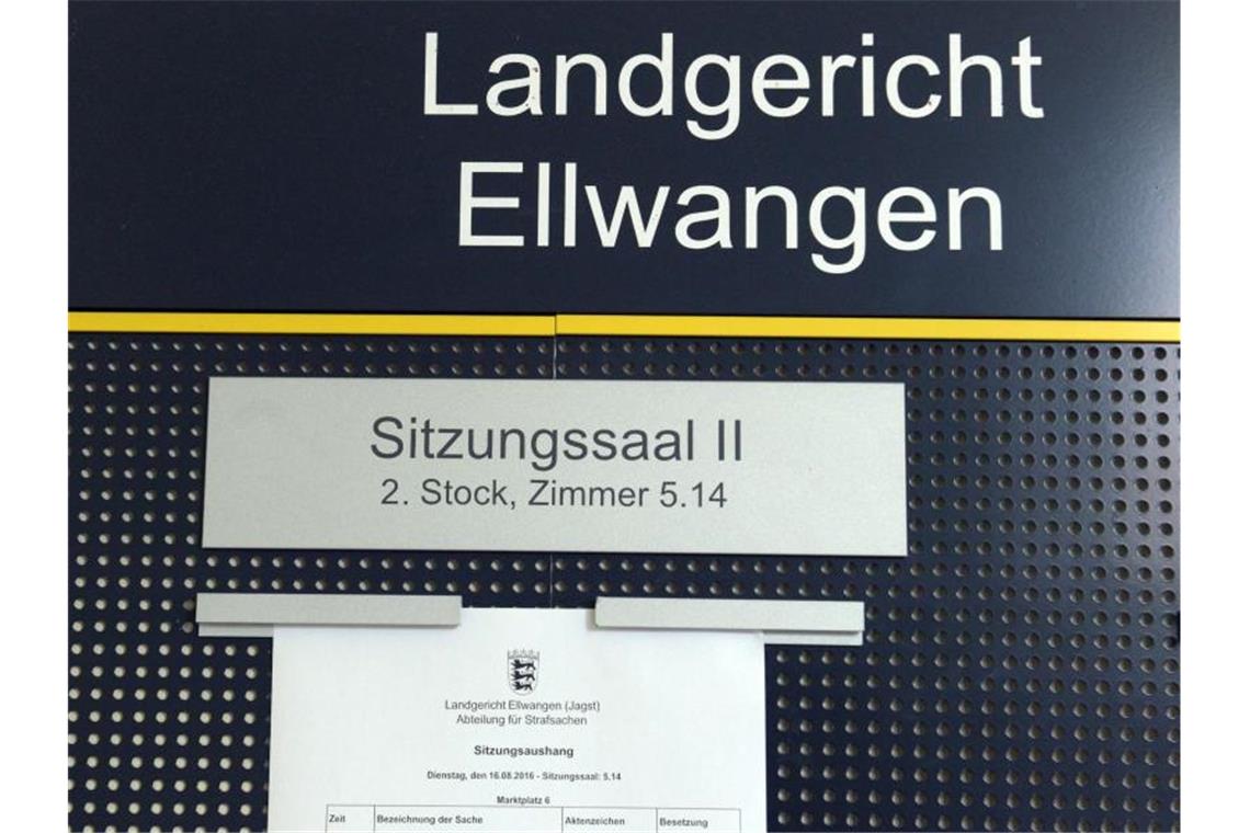 Höchststrafe im Ellwanger Mordprozess verhängt Eine Tafel weist auf das Landgericht Ellwangen hin. Foto: Stefan Puchner/dpa