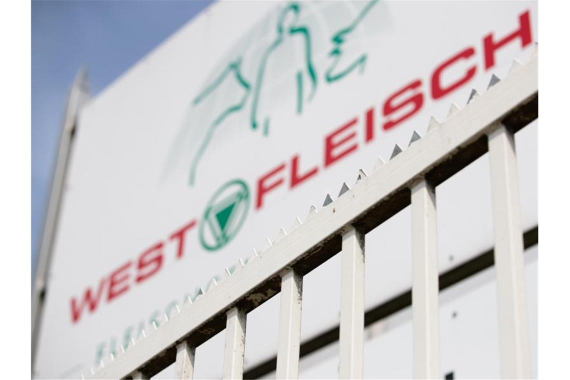 Behörden: Test bei Westfleisch in Coesfeld erfolgreich Eine Tafel weist auf den Betrieb von Westfleisch/Westcrown hin. Foto: Friso Gentsch/dpa