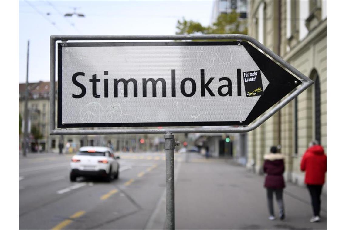 Schweiz muss Tabakwerbung einschränken Eine Tafel weist auf ein Stimmlokal in Bern hin. Foto: Anthony Anex/KEYSTONE/dpa