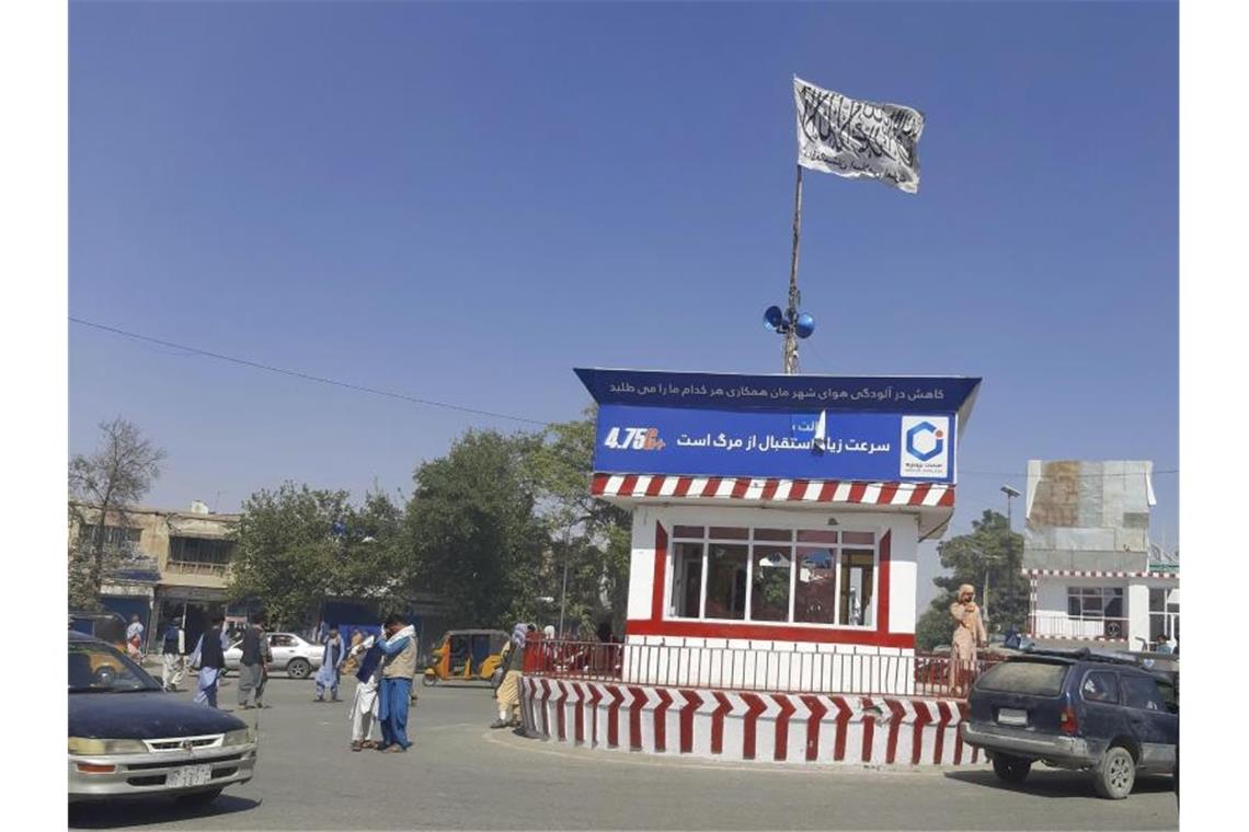 Taliban-Vormarsch: Islamisten nehmen Kundus ein Eine Taliban-Flagge weht auf einem Platz in Kundus. Die 370.000-Einwohner-Stadt wurde von den Taliban erobert. Foto: Abdullah Sahil/AP/dpa