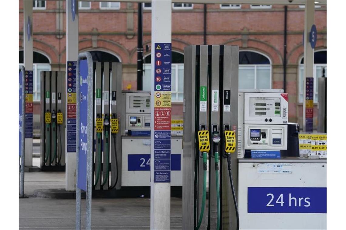 Versorgungskrise in Großbritannien: Johnson vor Kehrtwende Eine Tankstelle in Sheffield ist wegen Kraftstoffmangels geschlossen. Foto: Danny Lawson/PA Wire/dpa