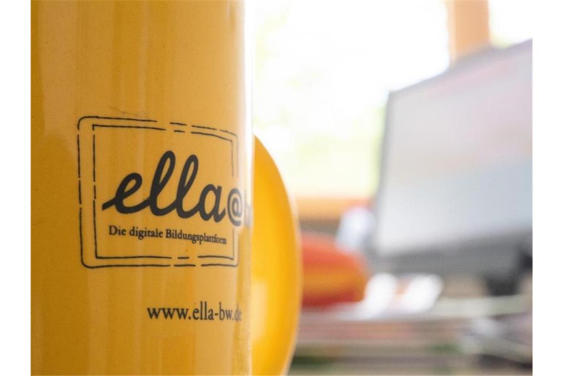 Eine Tasse mit dem Logo der Bildungsplattform „ella“. Foto: Sebastian Gollnow/Archivbild