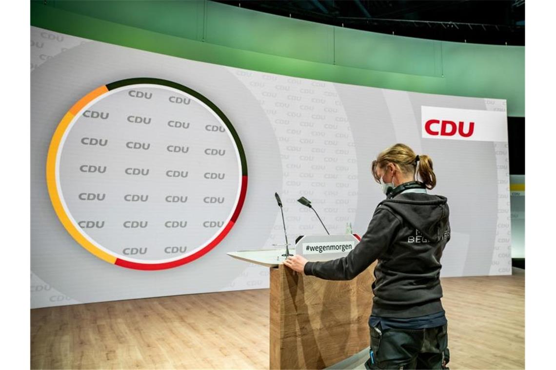 Eine Technische Mitarbeiterin bereitet in der Messehalle Hub27 das Studio für den digitalen Bundesparteitag vor. Foto: Michael Kappeler/dpa