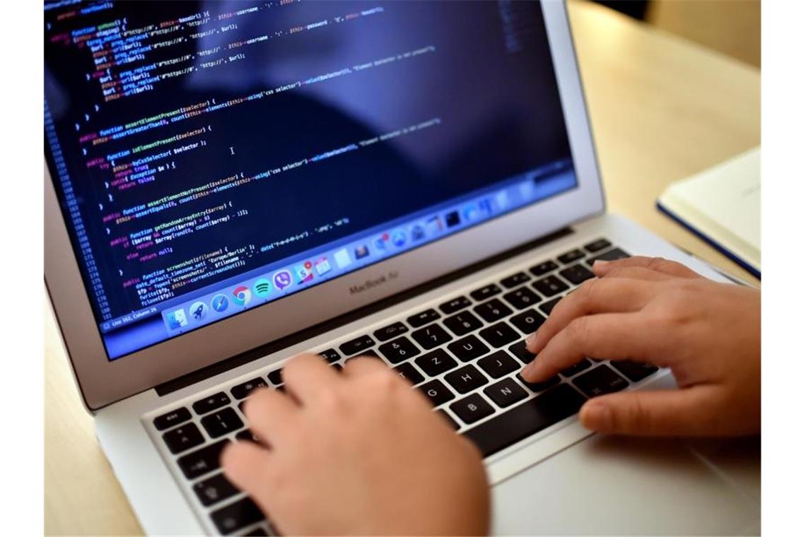 Eine Teilnehmerin arbeitet in Berlin bei einem Programmierkurs an einem Laptop. Foto: Britta Pedersen