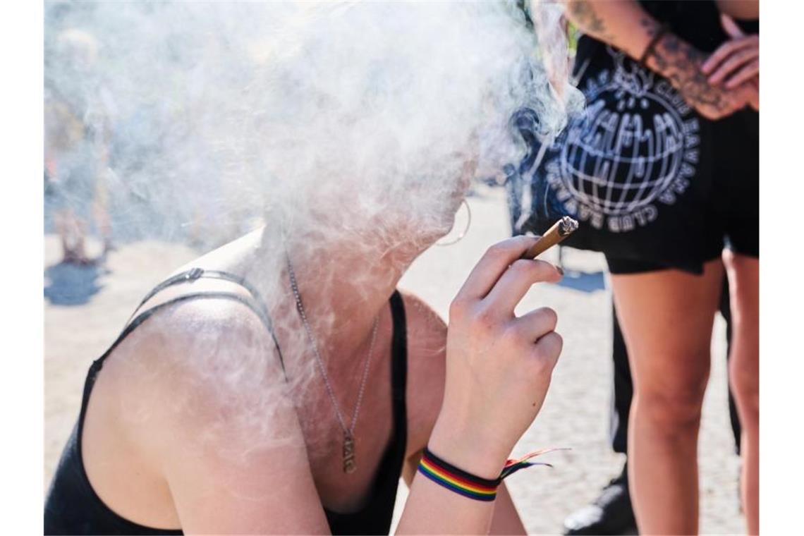 Drogenbeauftragte für Straffreiheit bis sechs Gramm Cannabis Eine Teilnehmerin der "Berliner Hanfparade" raucht einen Joint. Foto: Annette Riedl/dpa