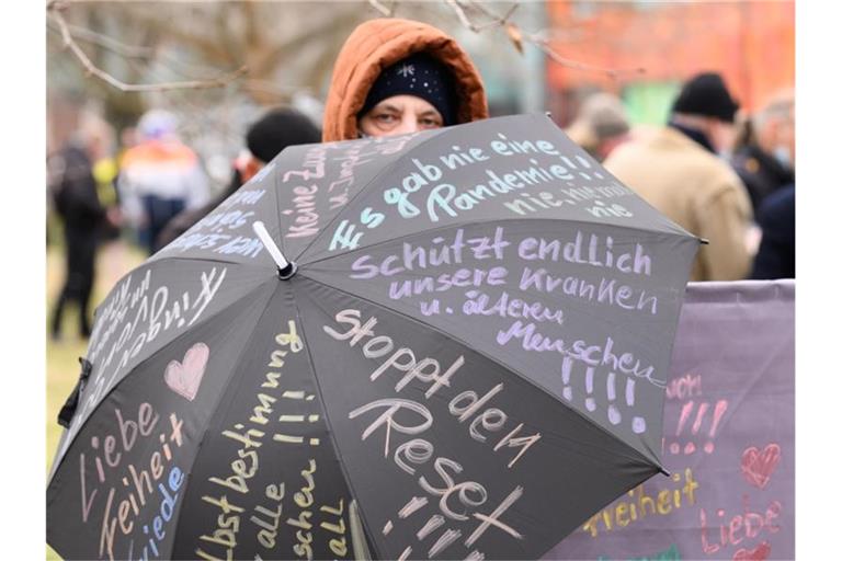 Eine Teilnehmerin der Proteste in Dresden hat ihre Forderungen auf einen Regenschirm geshrieben. Foto: Sebastian Kahnert/dpa-Zentralbild/dpa