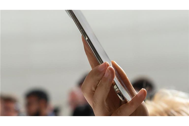 Eine Teilnehmerin der Vorstellung neuer iPhone-Modelle von Apple probiert das neue iPhone Air aus.
