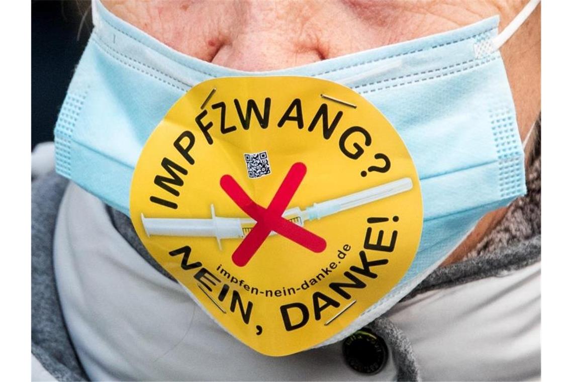 Weiterhin deutliche Mehrheit für allgemeine Impfpflicht Eine Teilnehmerin einer Demonstration in Hamburg mit einem Mundschutz und der Aufschrift "Impfzwang? Nein, danke!". Foto: Daniel Bockwoldt/dpa