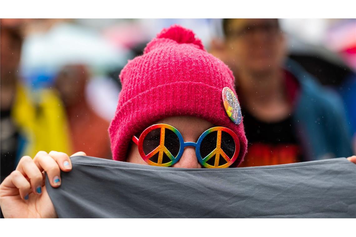 Bilder des Tages Eine Teilnehmerin trägt bei der Christopher Street Day Demonstration in Bernau eine Regenbogen-Brille.