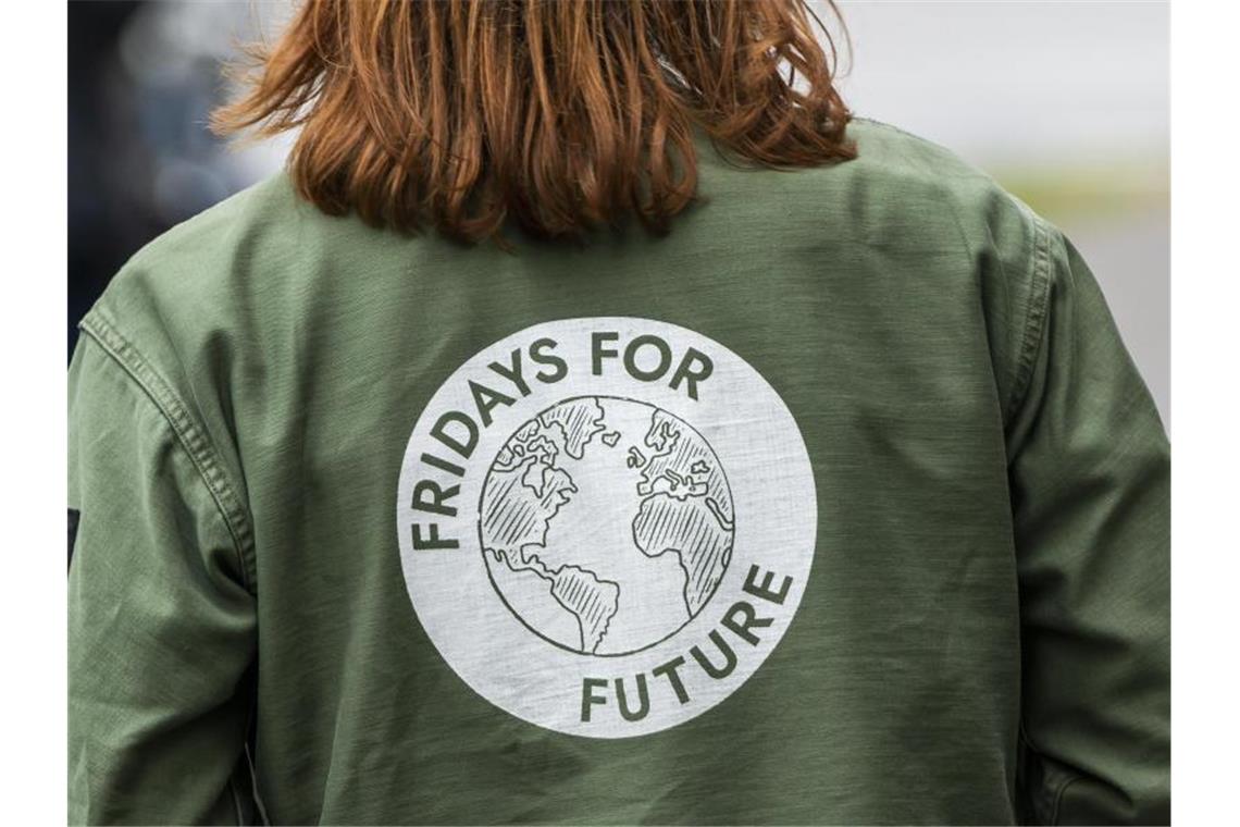 Eine Teilnehmerin trägt während einer Demonstration eine Jacke mit dem Aufdruck „Fridays for Furture“. Foto: Lennart Stock/Archivbild