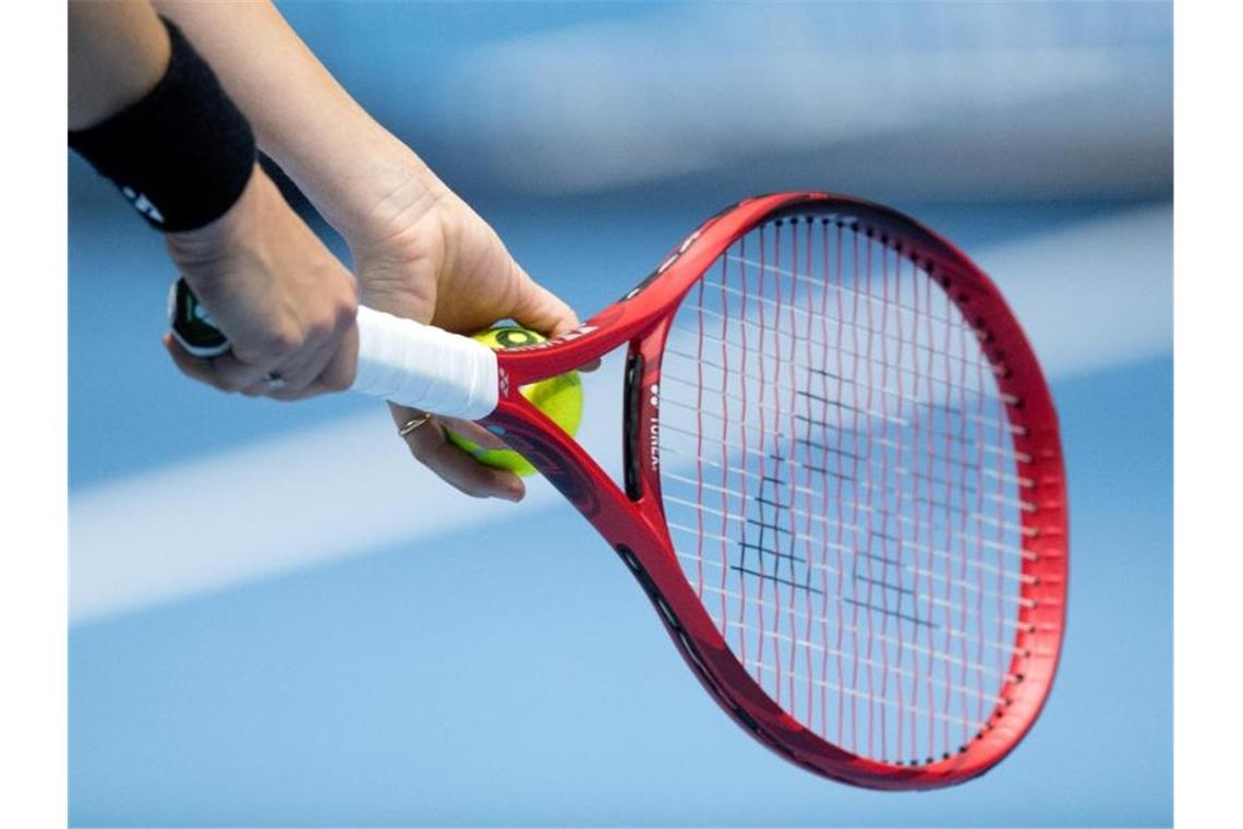 Nächste Tennis-Absage: Kein Damen-Turnier in Stuttgart Eine Tennisspielerin konzentriert sich beim Aufschlag. Foto: Julian Stratenschulte/dpa/Archiv