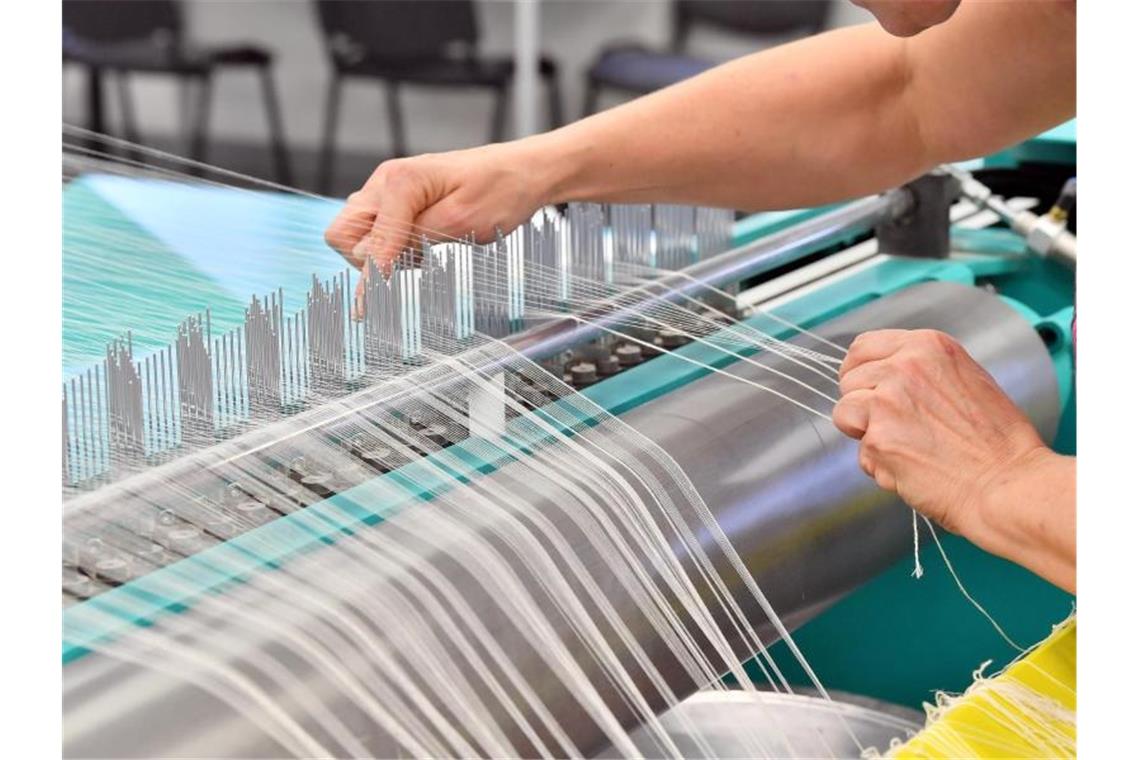 Eine Textilfabrik in Thüringen: Die Textilindustrie in Deutschland dürfte der Studie zufolge noch mit einem blauen Auge davon kommen. Foto: Martin Schutt/ZB/dpa