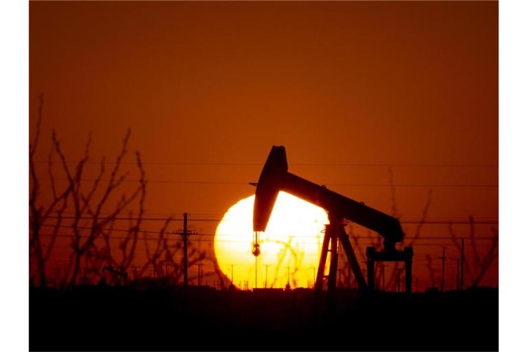 Eine Tiefpumpe während des Sonnenuntergangs in Texas. Die USA haben bereits ein Importverbot für russisches Rohöl verhängt. Foto: Jacob Ford/Odessa American/AP/dpa
