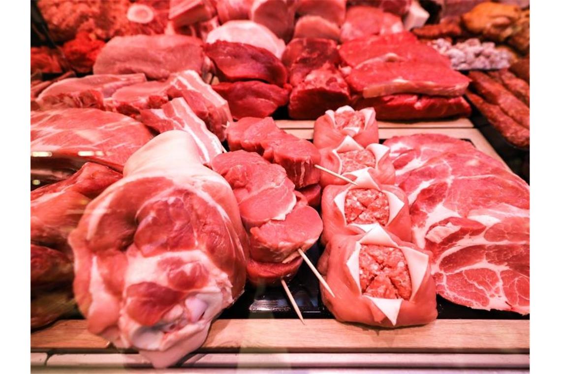 Fleisch teurer für Tierschutz - Obst und Gemüse günstiger? Eine „Tierwohlabgabe“ könnte etwa bedeuten, dass 40 Cent pro Kilogramm Fleisch und Wurst erhoben werden. Foto: Jan Woitas/dpa-Zentralbild/dpa