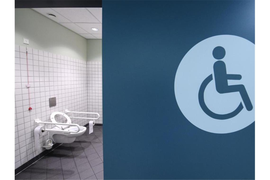 Mehr „Toiletten für Alle“ für Menschen mit Behinderungen Eine Toilette für Menschen mit Behinderung im Einkaufszentrum Milaneo. Foto: Sebastian Gollnow/dpa/Symbolbild