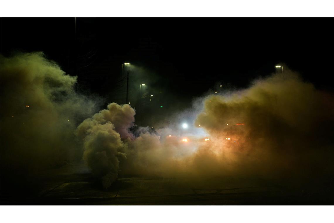 Eine Tränengaswolke, die von Bundesbeamten der Einwanderungsbehörde eingesetzt wird, steigt vor dem Bishop Whipple Federal Building in Minneapolis auf.