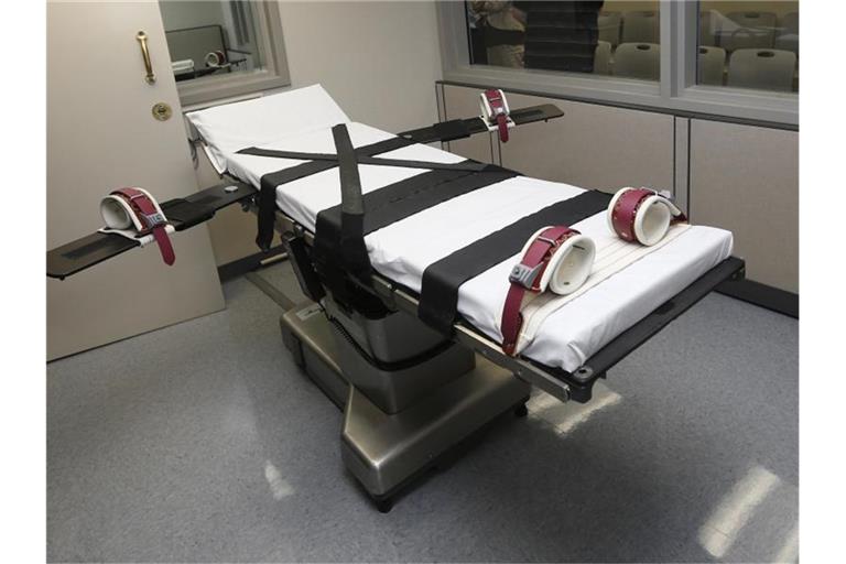 Eine Trage steht in der Hinrichtungskammer des Oklahoma State Penitentiary. Foto: Sue Ogrocki/AP/dpa/Archivbild