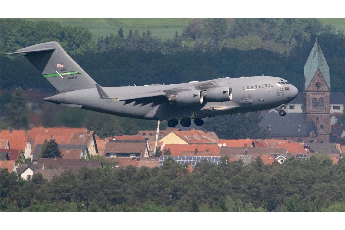 Eine Transportmaschine der US-Airforce ist im Landeanflug auf die US-Airbase Ramstein in Rheinland-Pfalz.