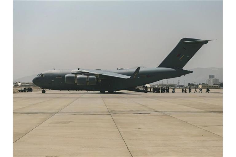 Eine Transportmaschine vom Typ C-17 der US-Luftwaffe auf dem Hamid Karzai International Airport in Kabul. An Bord einer solchen Maschine hat eine afghanische Frau ein Baby zur Welt gebracht. Foto: Sgt. Isaiah Campbell/U.S. Marine Corps/AP/dpa