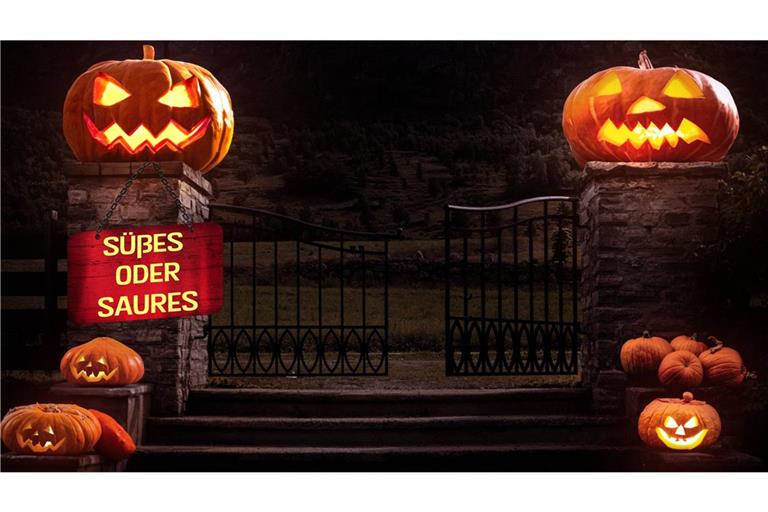 Auch Gruseln hat Grenzen: Süßes oder Saures - aber nur nach Regeln Eine Treppe vor einem Friedhof bei Nacht umgeben von leuchtenden Halloween Kürbissen mit gruseligen Gesichtern und einem Geist.