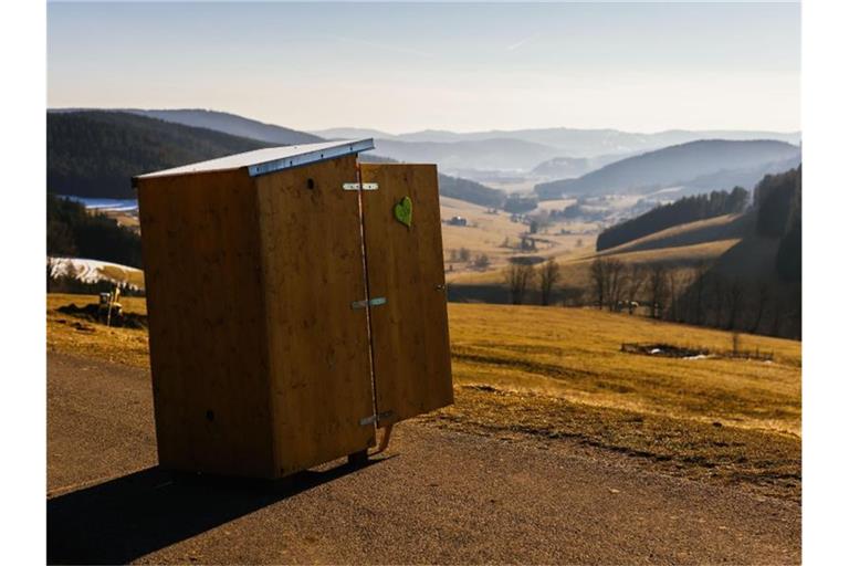 Eine Trockentoilette beziehungsweise Kompostklo steht auf einer Straße. Foto: Philipp von Ditfurth/dpa
