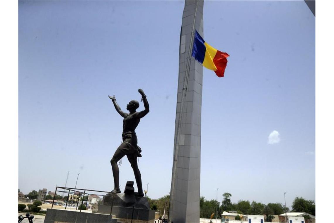 Tschads neuer Militärrat bildet Übergangsregierung Eine tschadische Flagge weht auf dem „Place de Le Nation“ (Platz der Nation) auf Halbmast. Foto: Sunday Alamba/AP/dpa
