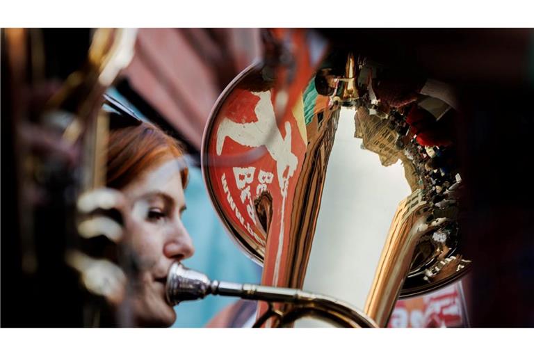 Eine Tubistin der Band „Grande Fanfare“ spielt mit der gesamten Brass-Band bei der Fête de la Musique in der Kulturbrauerei im Stadtteil Prenzlauer Berg in Berlin.