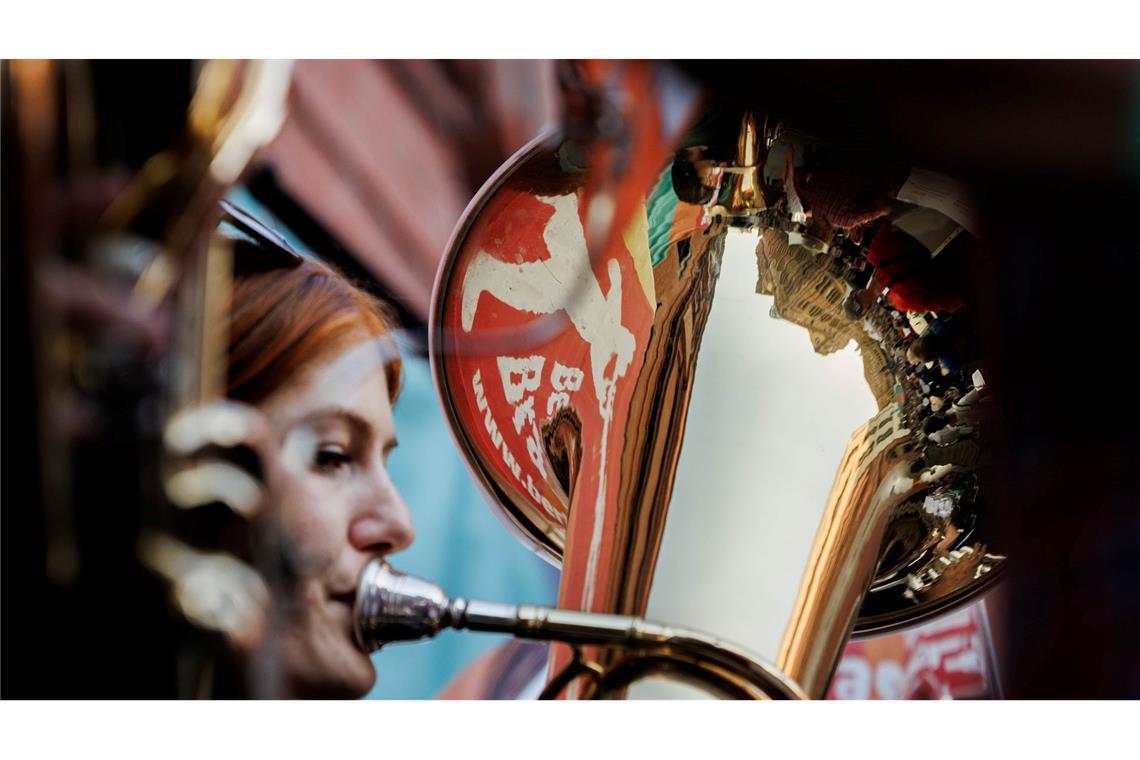 Eine Tubistin der Band „Grande Fanfare“ spielt mit der gesamten Brass-Band bei der Fête de la Musique in der Kulturbrauerei im Stadtteil Prenzlauer Berg in Berlin.