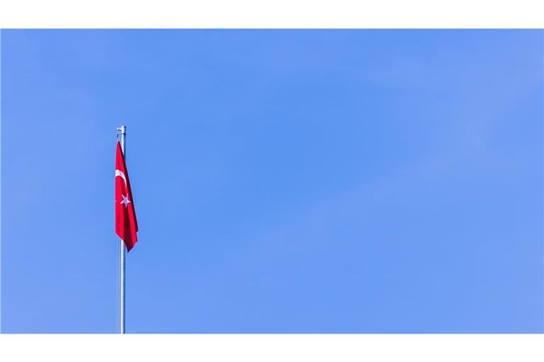 Westtürkei von Nachbeben erschüttert Eine türkische Flagge weht an einem Fahnenmast. (Symbolbild).