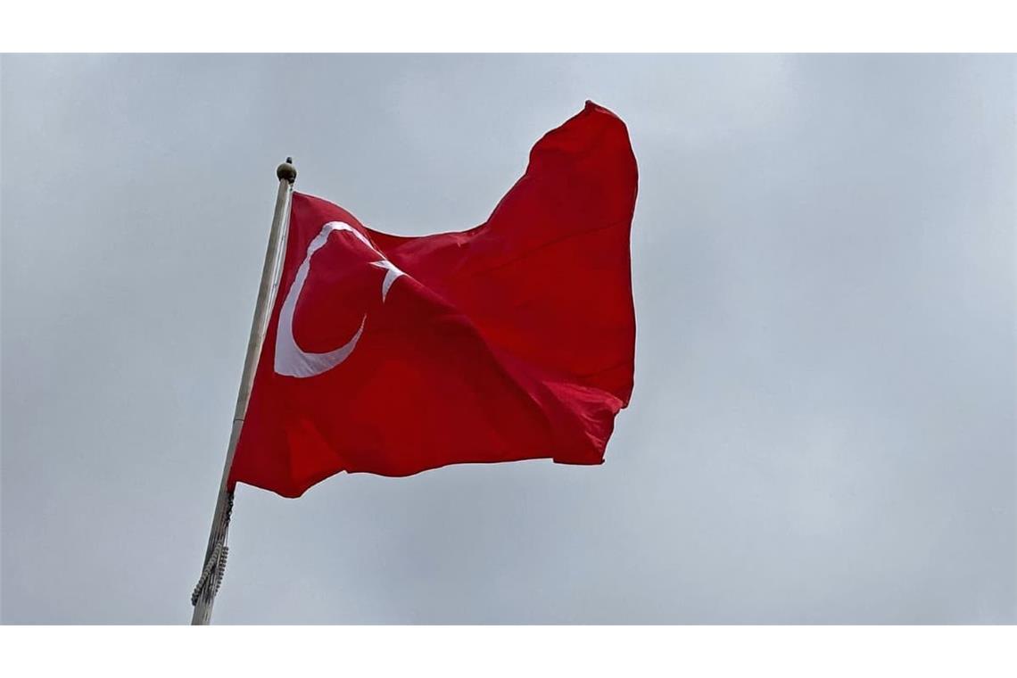 Eine Türkische Flagge weht an einem Mast auf dem Taksim-Platz in Istanbul.