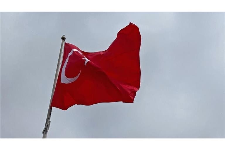 Eine Türkische Flagge weht an einem Mast auf dem Taksim-Platz in Istanbul.