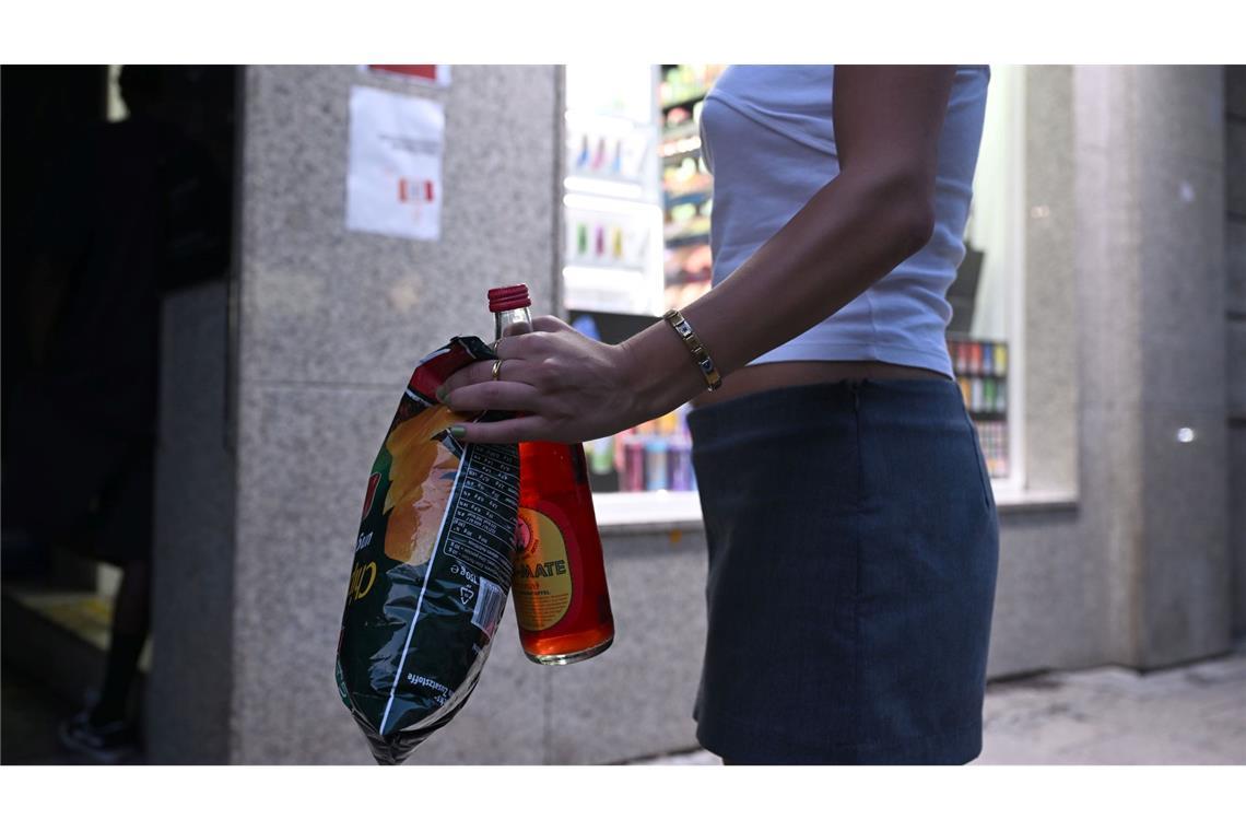 Keine Chips nach 20.00 Uhr im Univiertel? Eine Tüte Chips - die kann man an Kiosken im Münchner Univiertel nur noch bis 20.00 Uhr kaufen, auch wenn diese länger geöffnet haben.